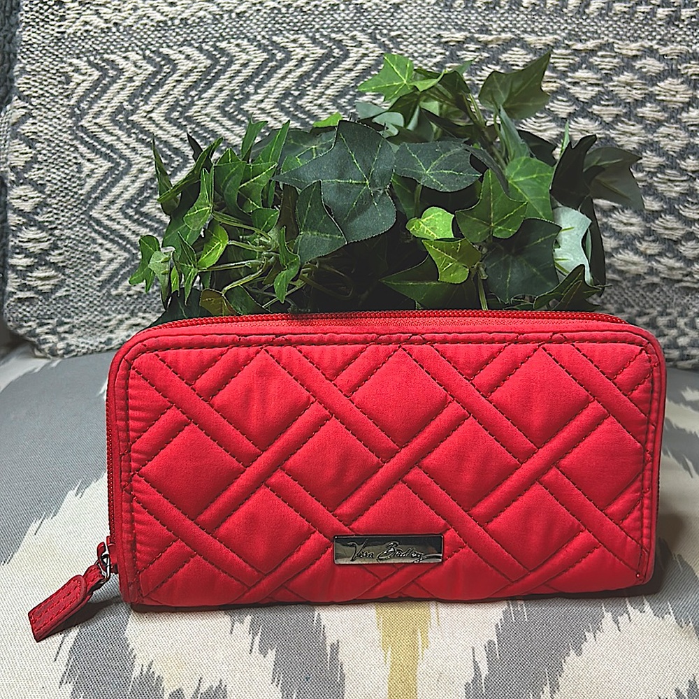 VERA BRADLEY Ladies Red Quilted Zip Around Wallet~please read!